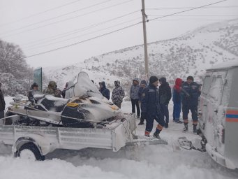 Спасатели вызволяют людей из снежного плена на Бортогайском водохранилище