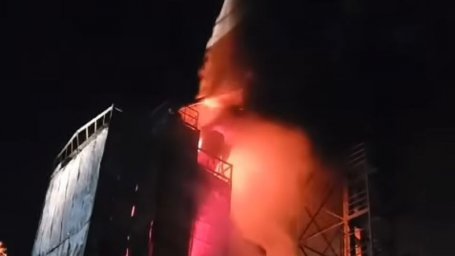 Крупный пожар на маслозаводе Усть-Каменогорска тушат при помощи пожарного поезда
