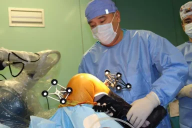 В Казахстане первыми в Центральной Азии применили робота при ортопедических операциях