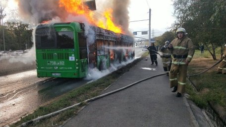 Маршрутный автобус загорелся в Алматы