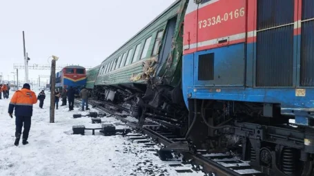 Пассажирский поезд и тепловоз столкнулись в Актюбинской области