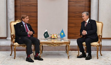 Президент Казахстана провел встречу с Премьер-министром Пакистана Шахбазом Шарифом