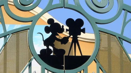 Компания Walt Disney начала увольнения 7 тысяч сотрудников