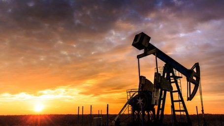 Нефть Brent подорожала до $77,5 за баррель благодаря сделке по госдолгу США