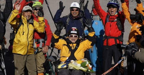 90-летний альпинист из Японии покорил вершину Фудзи в инвалидной коляске