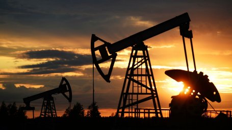 Нефть Brent подешевела до $105,8 за баррель после роста накануне