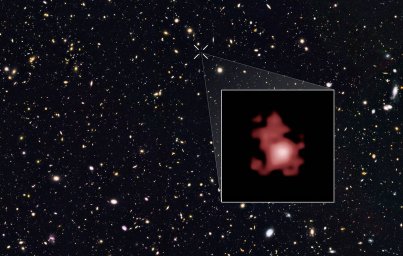 В одной из первых галактик Вселенной нашли сверхактивную черную дыру