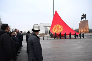 Обновленный флаг Кыргызстана подняли на площади Ала-Тоо в Бишкеке