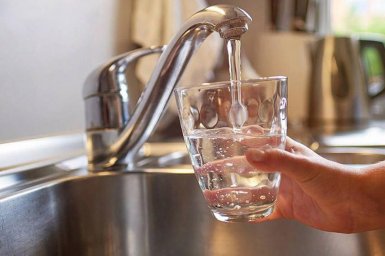 Водопровод с питьевой водой в домах имеется у 99% городских домохозяйств и лишь у 52% сельских