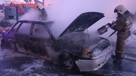 В Петропавловске машина полностью сгорела во дворе жилого квартала