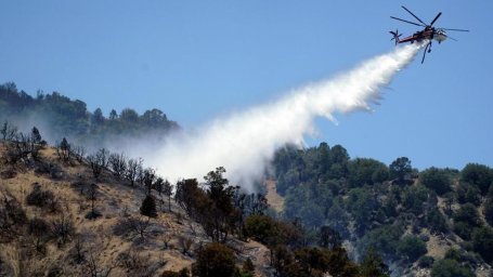 Пилоты Казавиаспаса МЧС РК сбросили 75 тонн воды при ликвидации возгорания на горе «Кокшетау»