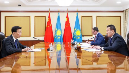 Ключевые вопросы сотрудничества между Казахстаном и Китаем обсудили Алихан Смаилов и Чжан Сяо