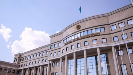 МИД Казахстана прорабатывает вопрос об эвакуации своих дипломатов из Киева