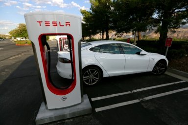 Tesla отзывает 363 тыс. электромобилей для обновления ПО для автономного вождения