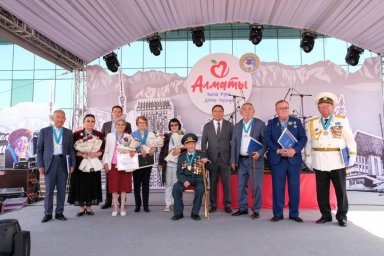 Десять алматинцев удостоены звания «Почетный гражданин города»