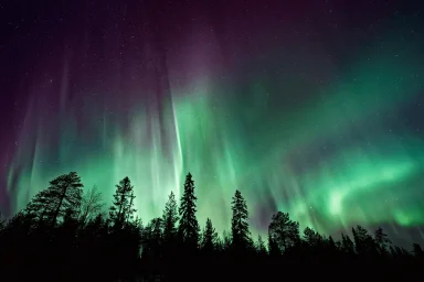 "Северное сияние": уникальное явление в небе наблюдают жители Казахстана, России, Беларуси