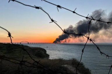 Власти РФ заявили об обрушении двух пролетов Крымского моста после подрыва автомобиля