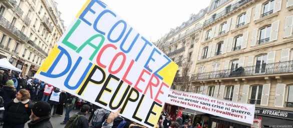 Французы массово протестовали против пенсионной реформы