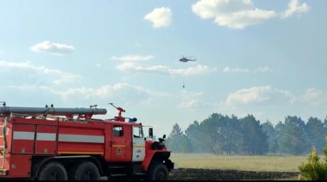 Лесной пожар тушат в области Абай, задействованы два вертолета и пожарный поезд