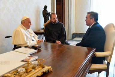 Глава МИД Казахстана встретился с Папой Римским и наградил орденом католического кардинала
