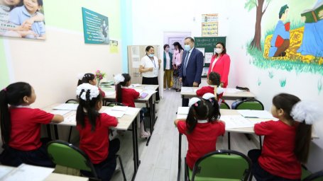 Ералы Тугжанов посетил социальный клуб для детей в г. Алматы