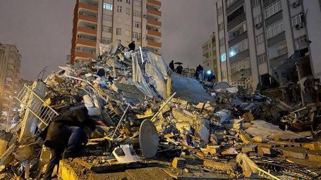 Число жертв мощного землетрясения в Турции превысило 30 человек