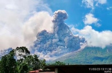 ​В Индонезии началось извержение вулкана Мерапи