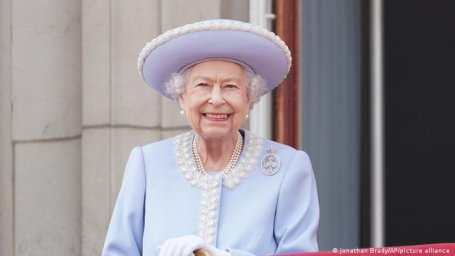 Букингемский дворец сократил обязанности королевы из-за возраста