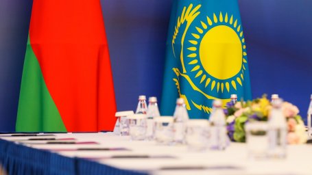 Казахстан готов укреплять промышленную кооперацию с Беларусью – Алихан Смаилов