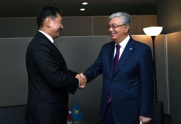 Глава государства провел переговоры с Президентом Монголии Ухнаагийном Хурэлсухом