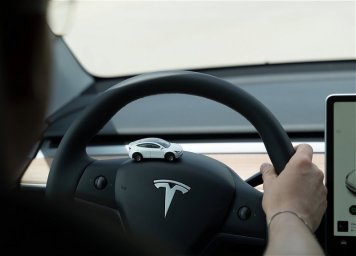 Tesla отзывает около 16 тыс. электромобилей в США из-за проблем с ремнем безопасности