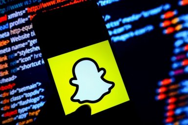 Акции владельца приложения Snapchat обвалились на 27%