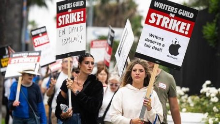 Актеры Голливуда присоединились к забастовке сценаристов