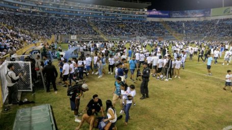 В давке на стадионе в Сальвадоре погибли по меньшей мере 12 человек