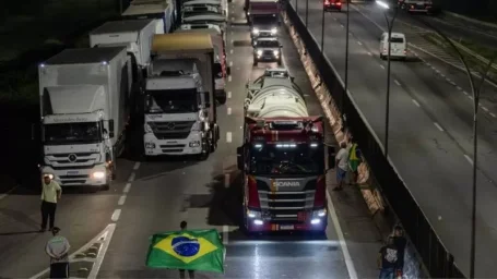 Бразилия после выборов. Проигравший Болсонару молчит второй день, его сторонники перекрывают дороги