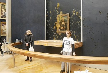 Проникшие в Лувр вандалы облили «Мону Лизу» супом