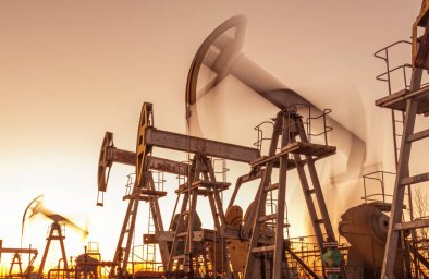 Цены на нефть умеренно растут после падения на 5% накануне