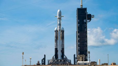 SpaceX перенесла запуск самого тяжелого в мире коммерческого спутника связи за минуту до старта
