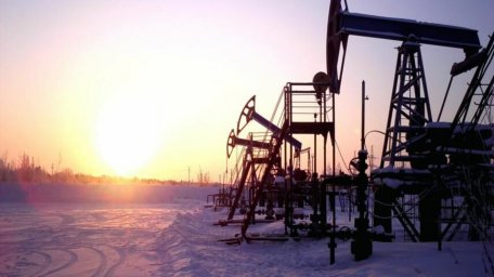 Нефть умеренно дешевеет после роста накануне