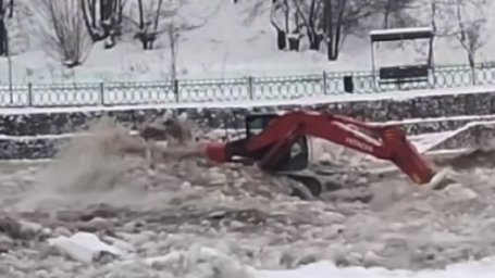 В Алматы по руслу реки Есентай произошел ледово-водный паводок