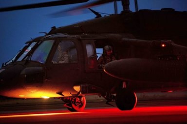Шесть человек погибли в результате крушения военного вертолета в США