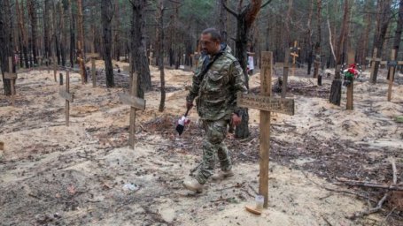 Украина: под Изюмом после российской оккупации нашли сотни безымянных могил