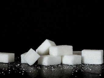 Цены на сахар-песок снизились на 17% за год, однако рафинад подорожал на 19%