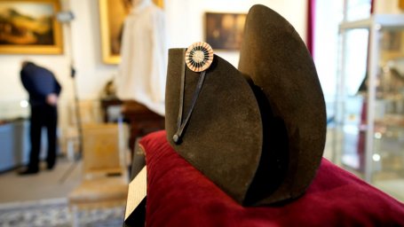 Шляпу Наполеона продали на аукционе за рекордные 1,9 млн евро