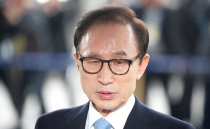 Осужденный на 17 лет экс-президент Южной Кореи Ли Мён Бак помилован
