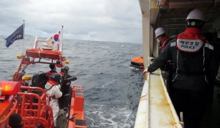 Судно с 22 членами экипажа на борту затонуло в Южной Корее