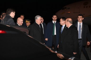 Токаев прибыл в Анкару для участия во внеочередном саммите Организации тюркских государств