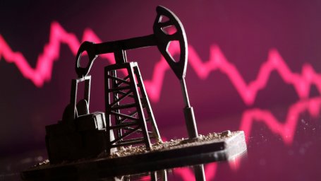 Цены на нефть слабо снижаются после уверенного роста в пятницу