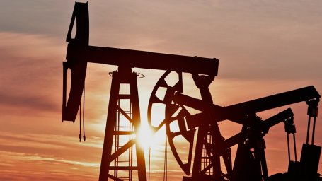 Цены на нефть снижаются после уверенного подъема накануне