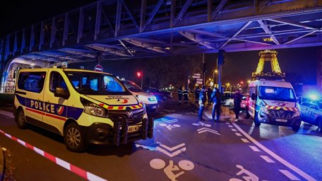 Нападение в центре Парижа: вооруженный ножом и молотком преступник убил человека и ранил двоих